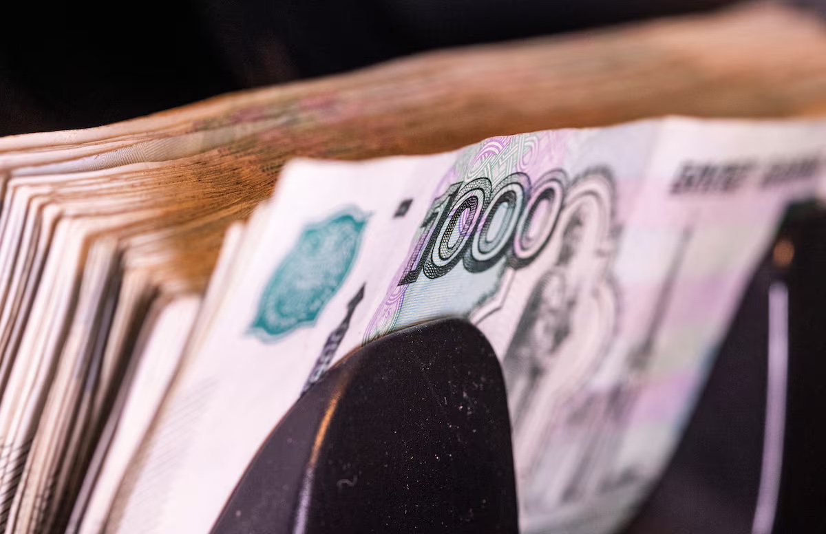 Russian Rouble Expected to Weaken Back to 100 to the US Dollar in a Year