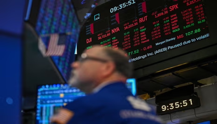 Trump Slams Fed Chair Powell, Triggering Market Turmoil and Dollar Slide